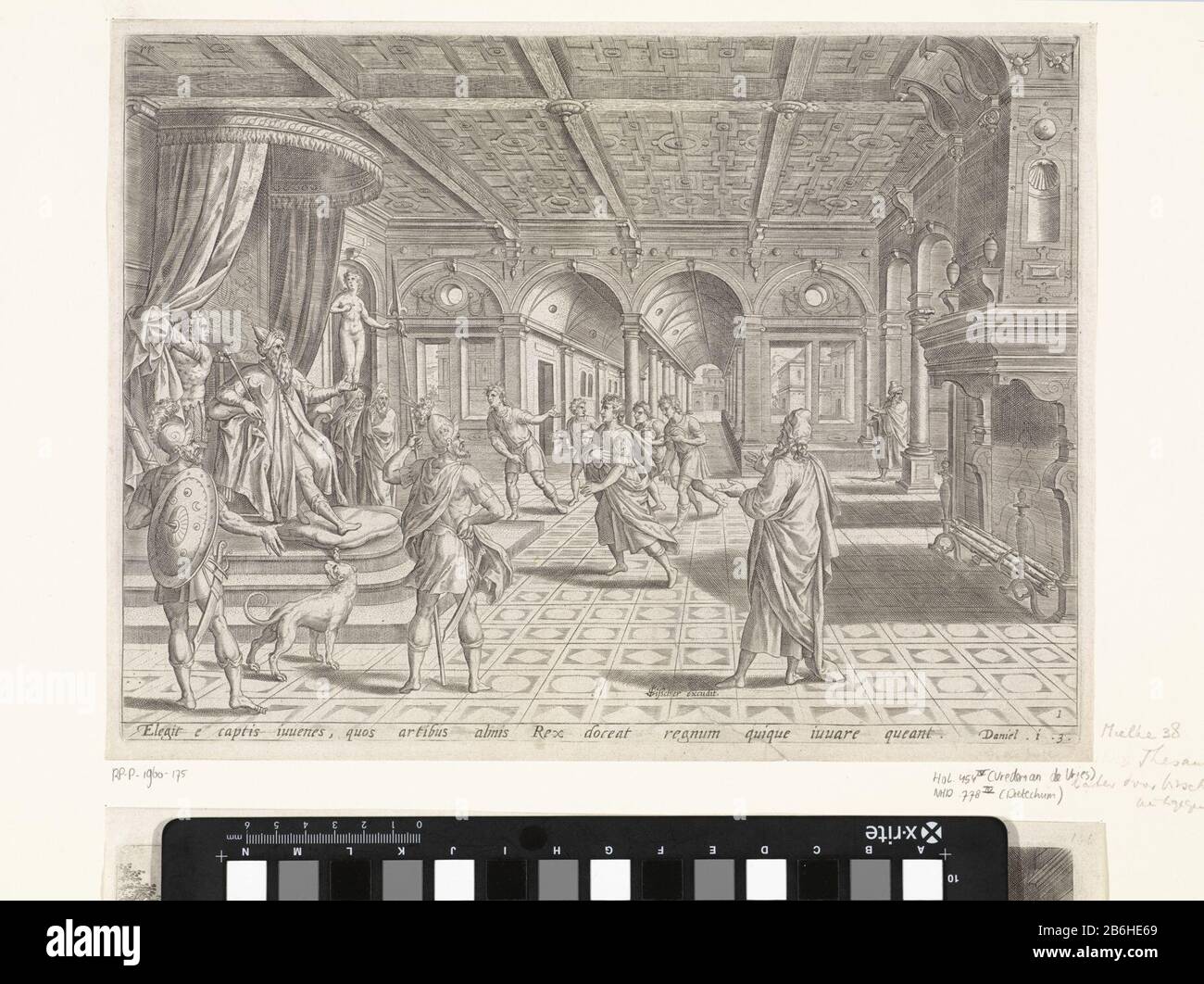 Daniël en drie andere jonge Israëlieten worden aan koning Nebukadnessar gepresenteerd. De koning, links op de troon, geft de opdracht hen te onderrichten, zodat ze geschikt worden om in dienst van de koning te treden. Onder de voorstelling een verwijzing in het Latijn naar de Bijbeltekst in Dan. 1:3. Produttore : produttore : Johannes di Lucas van Doetechumnaar ontwerp van: Hans Vredeman de Vriesuitgever: Claes Jansz. Visscher (II) (vermeld op object)Plats manufacture: Amsterdam Dating: 1579 en/of 1643 Physical kenmerken: ETS Materiale: Papier Techniek: Etsen dimensioni: Plaatand: H 243 mm Foto Stock