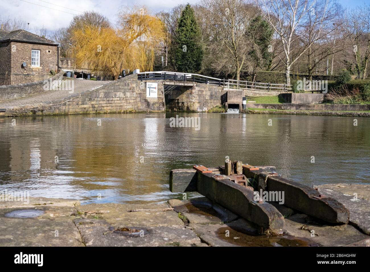 Salterhebble si blocca sul canale di navigazione Calder & Hebble, Halifax, West Yorkshire, Regno Unito Foto Stock