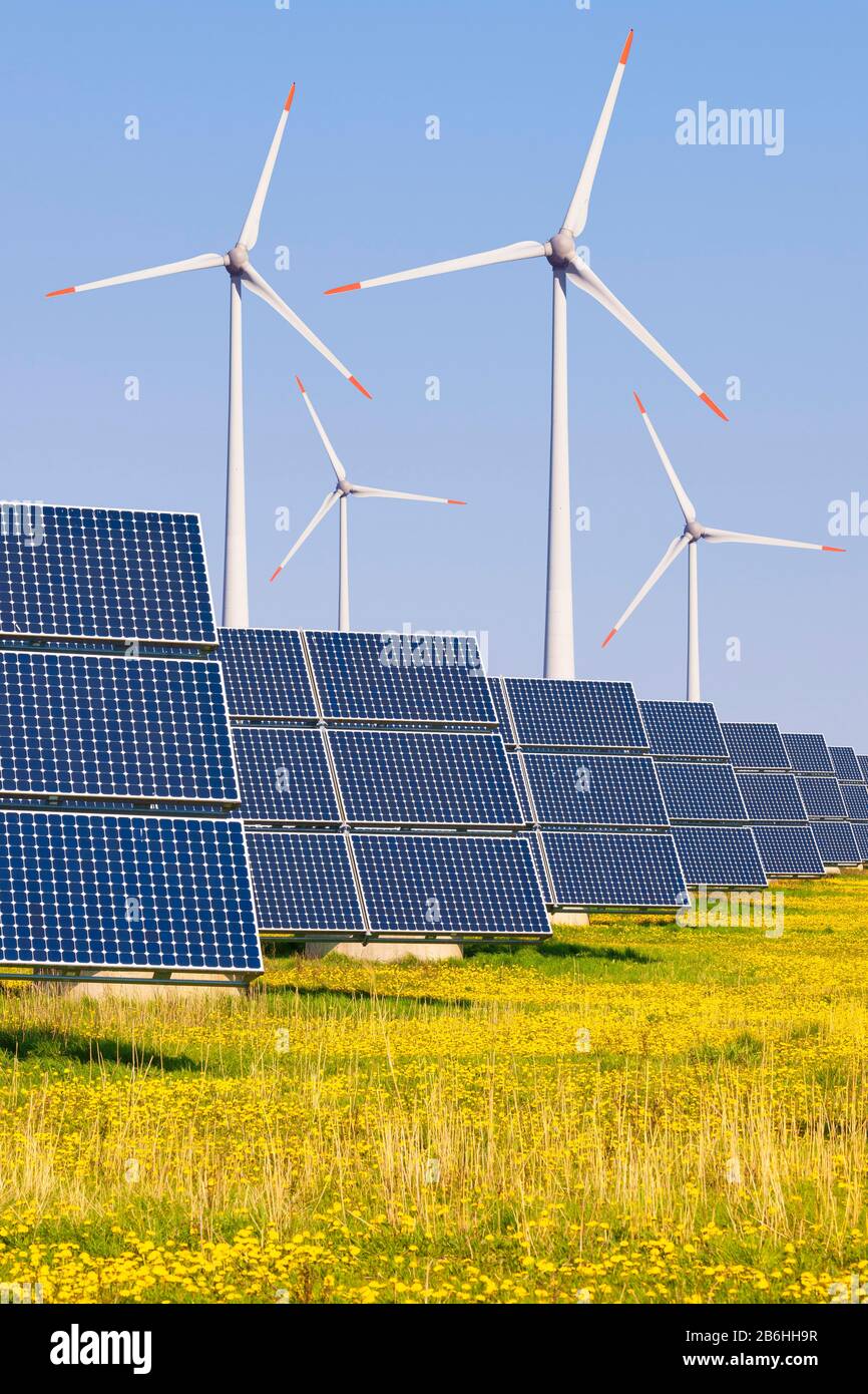 Composizione digitale, parco solare, impianto fotovoltaico esterno, moduli solari, impianto solare, energia eolica, turbine eoliche, Baviera, Germania Foto Stock