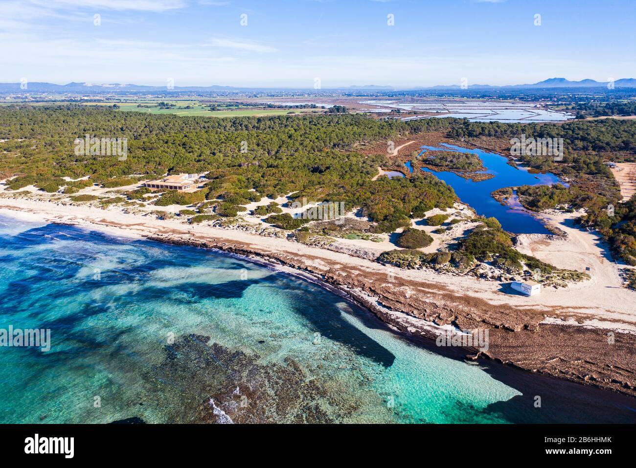 Spiaggia di es Trenc e laguna d'acqua salmastra, Parco Naturale es Trenc-Salobrar de Campos, vicino a Sant Jordi, vista aerea, Maiorca, Isole Baleari, Spagna Foto Stock