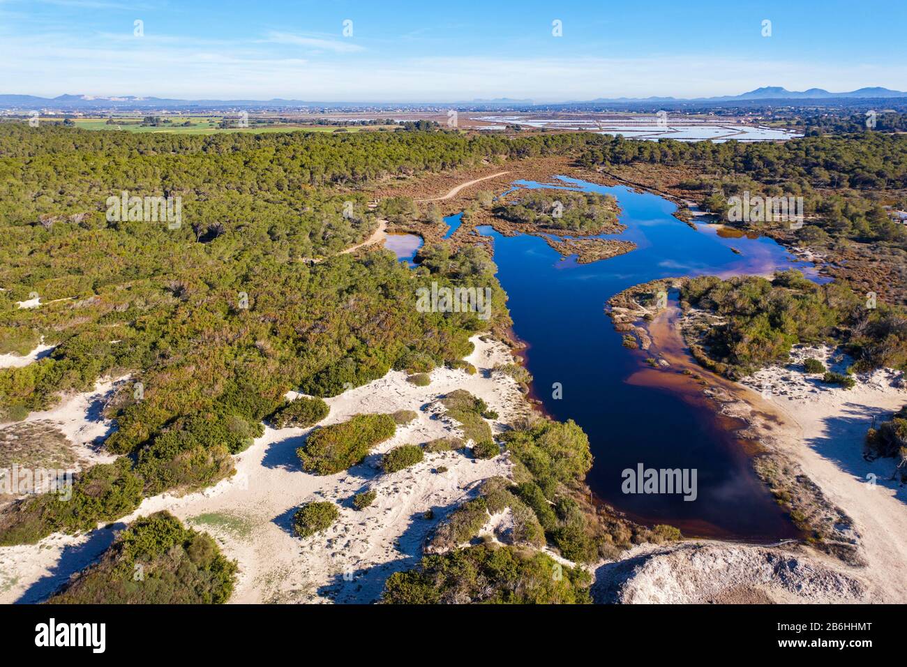 Laguna d'acqua salmastra, Parco naturale es Trenc-Salobrar de Campos, vicino Sant Jordi, vista aerea, Maiorca, Isole Baleari, Spagna Foto Stock