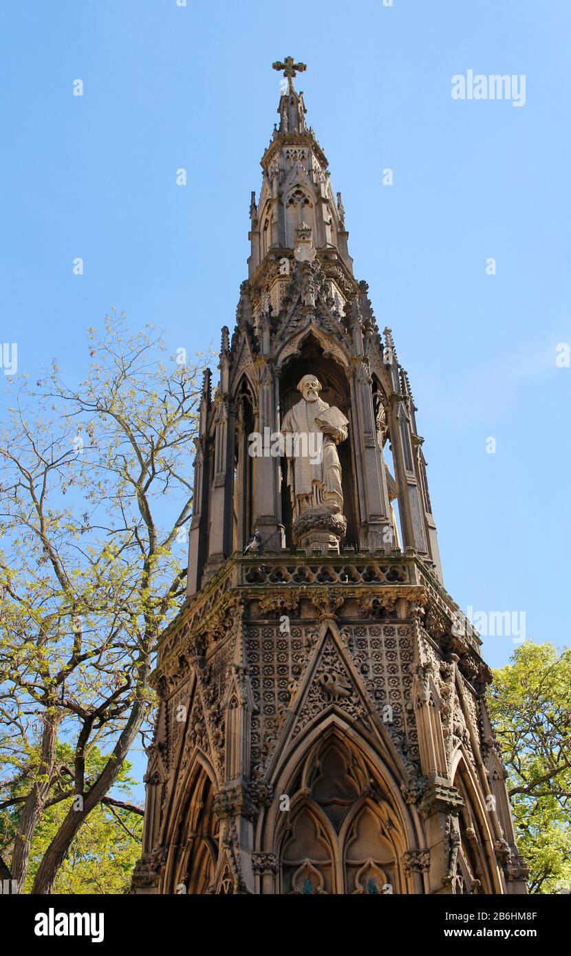 Il Memoriale dei Martiri è un monumento gotico vittoriano che ricorda 3 martiri di Oxford del 16th secolo in una giornata di sole Foto Stock