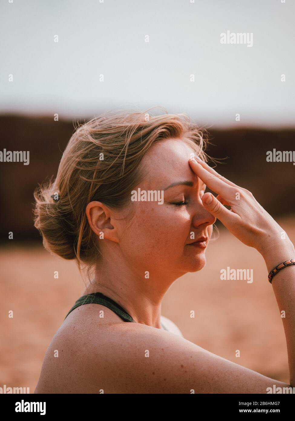Una donna che conduce una lezione privata di yoga sulla spiaggia In Australia Occidentale Foto Stock