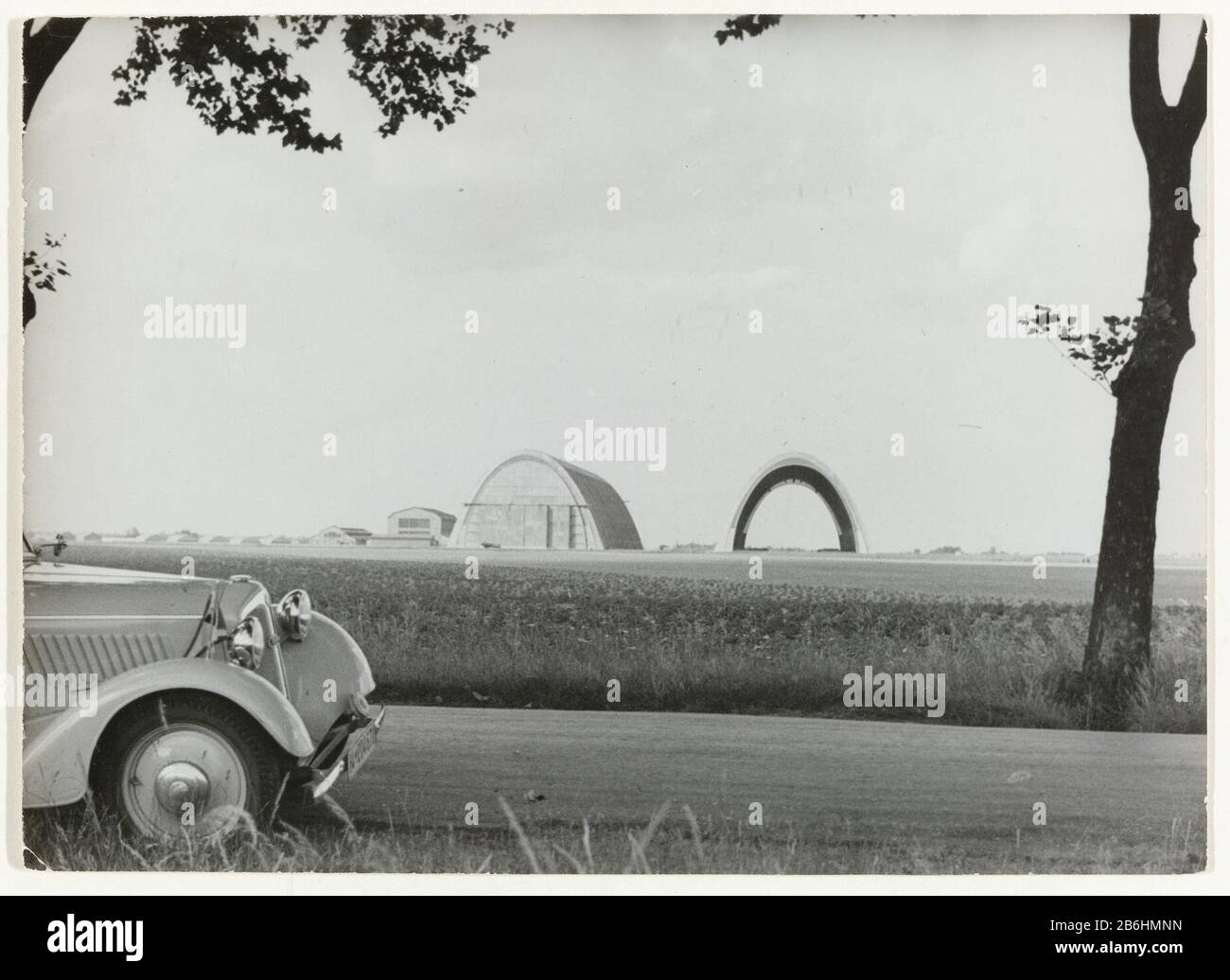De Graf Zeppelin II Hal costruzione di aeronavi. Presumibilmente invece Löwenthal. I collegamenti possono essere visti un naso di un automobile. La didascalia afferma che è il Luftschiff L. Z. 130, il Graf Zeppelin II. Questo è il successore del L. Z. 129, il Hindenburg. Fu costruito nel 1936 e nel 1937 salì in fiamme durante il suo volo a New York. Produttore : fotografo: Photo-Presse GMBHPlats prodotto: Germania Data: 1936 - 1937 Materiale: Carta Tecnica: Fotografia dimensioni: H 18 cm. B × 25 cm. Soggetto Quando: 1930 - 1940 Foto Stock