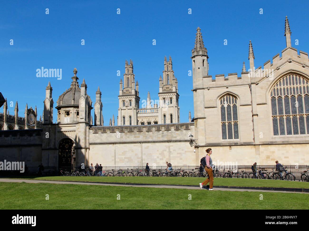 Oxford, Regno Unito - 14 maggio 2019: I turisti che camminano dalla Radcliffe Camera e Dal All Souls College come sfondo nella giornata di sole Foto Stock