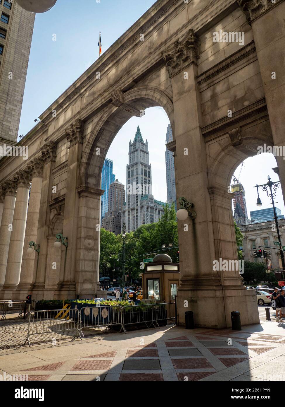 Woolworth Building attraverso Arches del Municipal Building, New York City Foto Stock