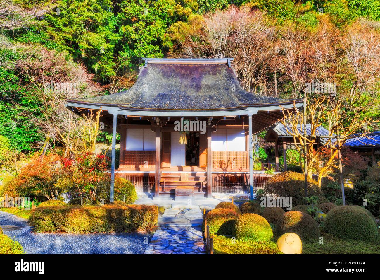 Giardino tradizionale giapponese formale nel parco pubblico del remoto villaggio di montagna Ohara vicino a Kyoto in una giornata di sole. Foto Stock