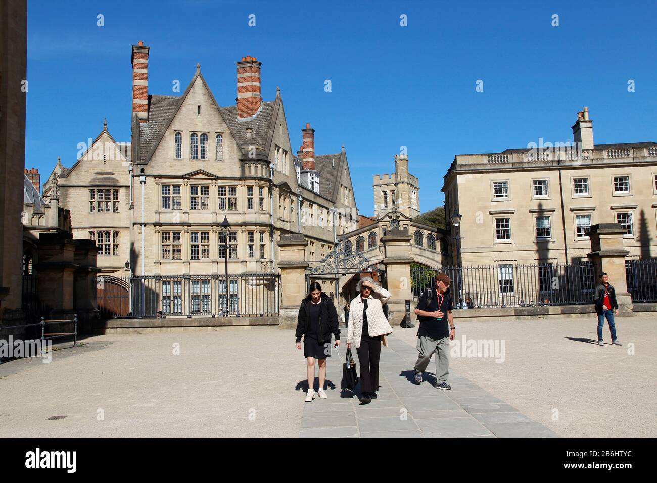Oxford, Regno Unito - 14 maggio 2019: I turisti che camminano intorno al Ponte Hertford o ' il ponte dei Sospiri ' nella giornata di sole Foto Stock