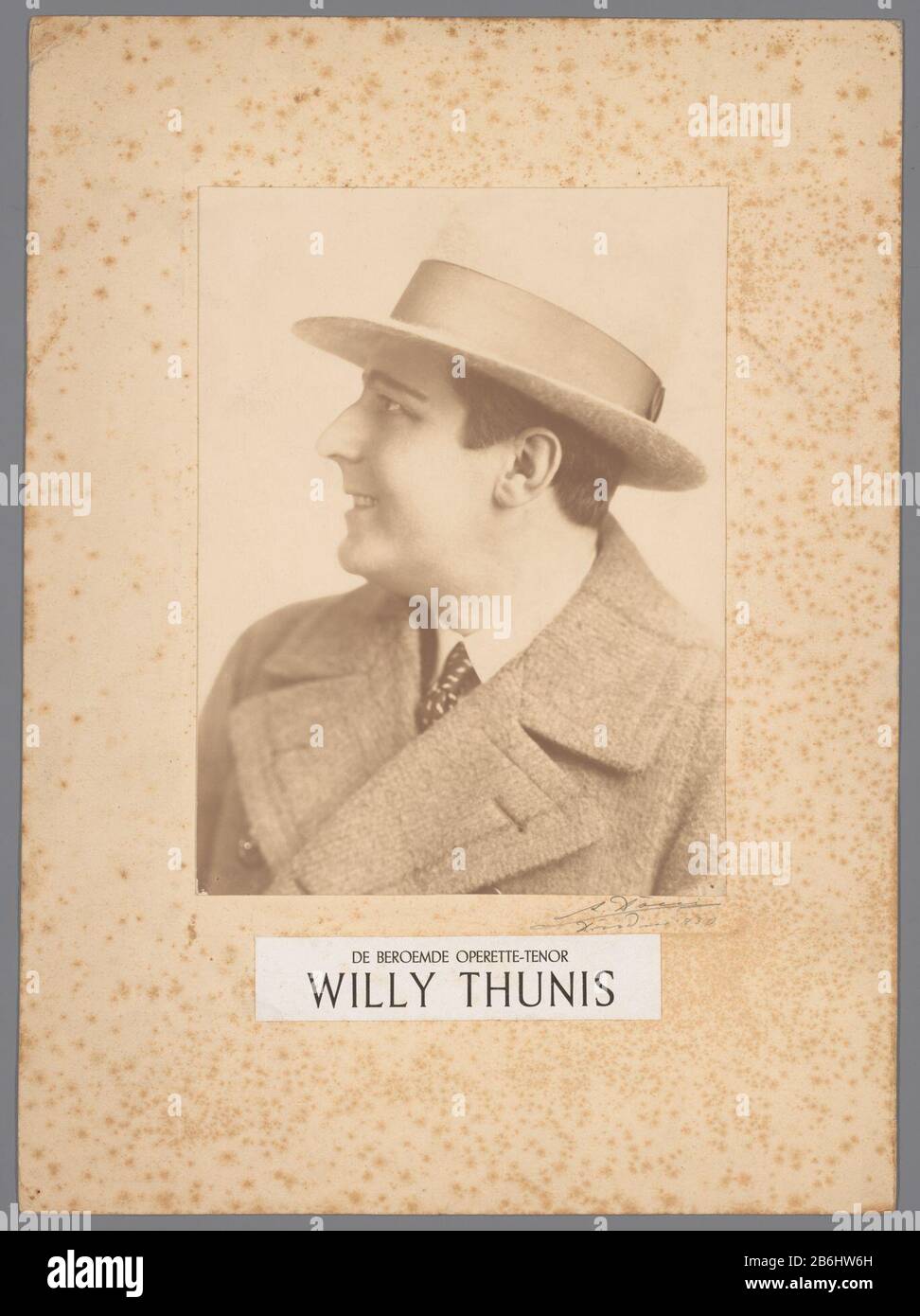 La famosa operetta tenore Willy Thunis De beroemde operette-tenore Willy Thunis Oggetto tipo : foto Objectnummer: RP-F-F03653 Produttore : fotografaf: Anoniem dating: 1930 Physical kenmerken: Foto-afdruk dimensioni: H 228 mm × b 170 mm Foto Stock