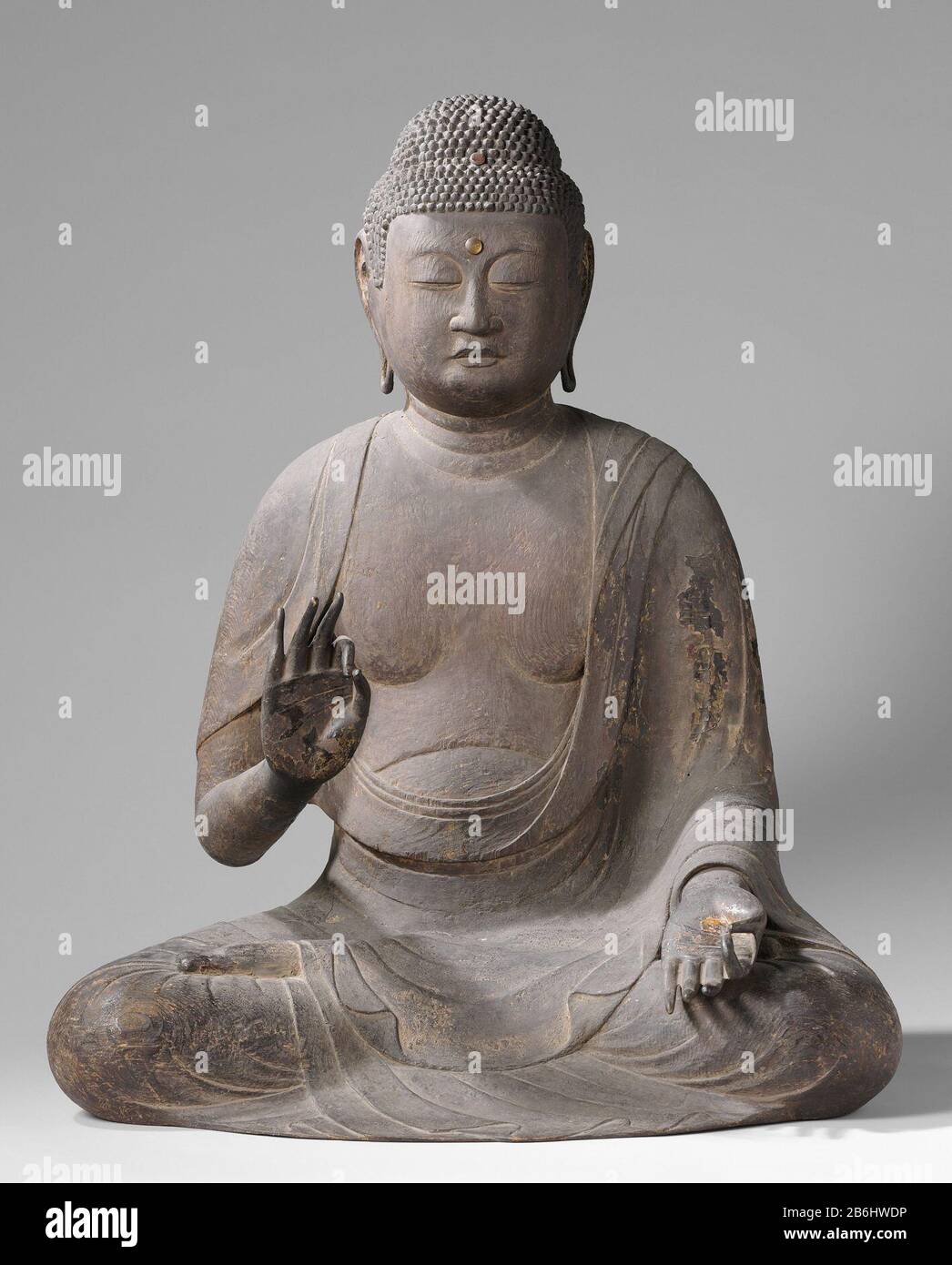 L'Amida Buddha Amida Nyorai (Boeddha Amitabha), zittend in lotus-houding. Produttore : anoniemPlaats fabbricante: Japan Dating: CA. 1125 - ca. 1175School / stijl: Heian-periode Physical kenmerken: Hout, sporen van lak Material: Hout Dimensions: H 87,0 cm × b 71,0 cm × d 56,5 cm × g 11,6 kg Subjectrepresentations  dèi, demi-dèi, eroi, ecc. (Induismo, Buddismo, Jainismo)postura di Buddha, postura di loto Foto Stock