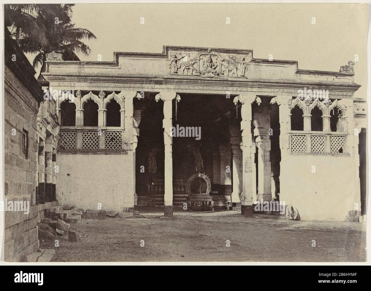 La Grande Pagoda, Madura, India la Grande Pagoda, Madura, India Tipo Di Proprietà: Fotografie numero articolo: RP-F F80065 Produttore : fotografo: Linnaeus Tripe (attribuito a) Luogo fabbricazione: Gran Bretagna Data: 1858 caratteristiche Fisiche: Albumen materiale di stampa: Carta Tecnica: Albumen dimensioni di stampa: Foto : h 268 mm × W 375 mmOnderwerp Foto Stock