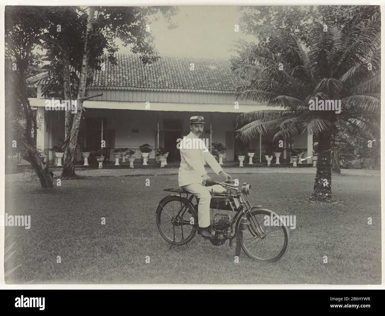Il Sig. Letterie in uniforme su biciclette nel giardino della sua casa a Mojosari MR. Letterie in uniforme su biciclette nel giardino della sua casa a Mojosari. Produttore: Fotografo: Anonymous produzione luogo: Mojosari Incontri: CA. 1912 Materiale: Carta Tecnica: Fotografia dimensioni: H 16,5 cm. B × 22,5 cm. Oggetto: Motocicli e altri veicoli a due ruote: 1912 - 1912 Foto Stock