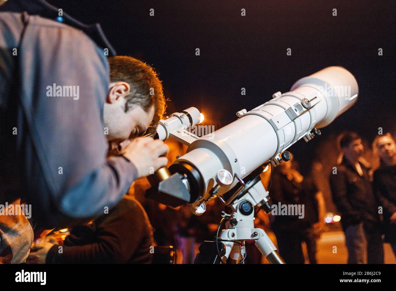 29 APRILE 2017, UFA, RUSSIA: Le persone vengono a guardare le stelle e la luna in un telescopio professionale montato da astronomi amatoriali locali Foto Stock