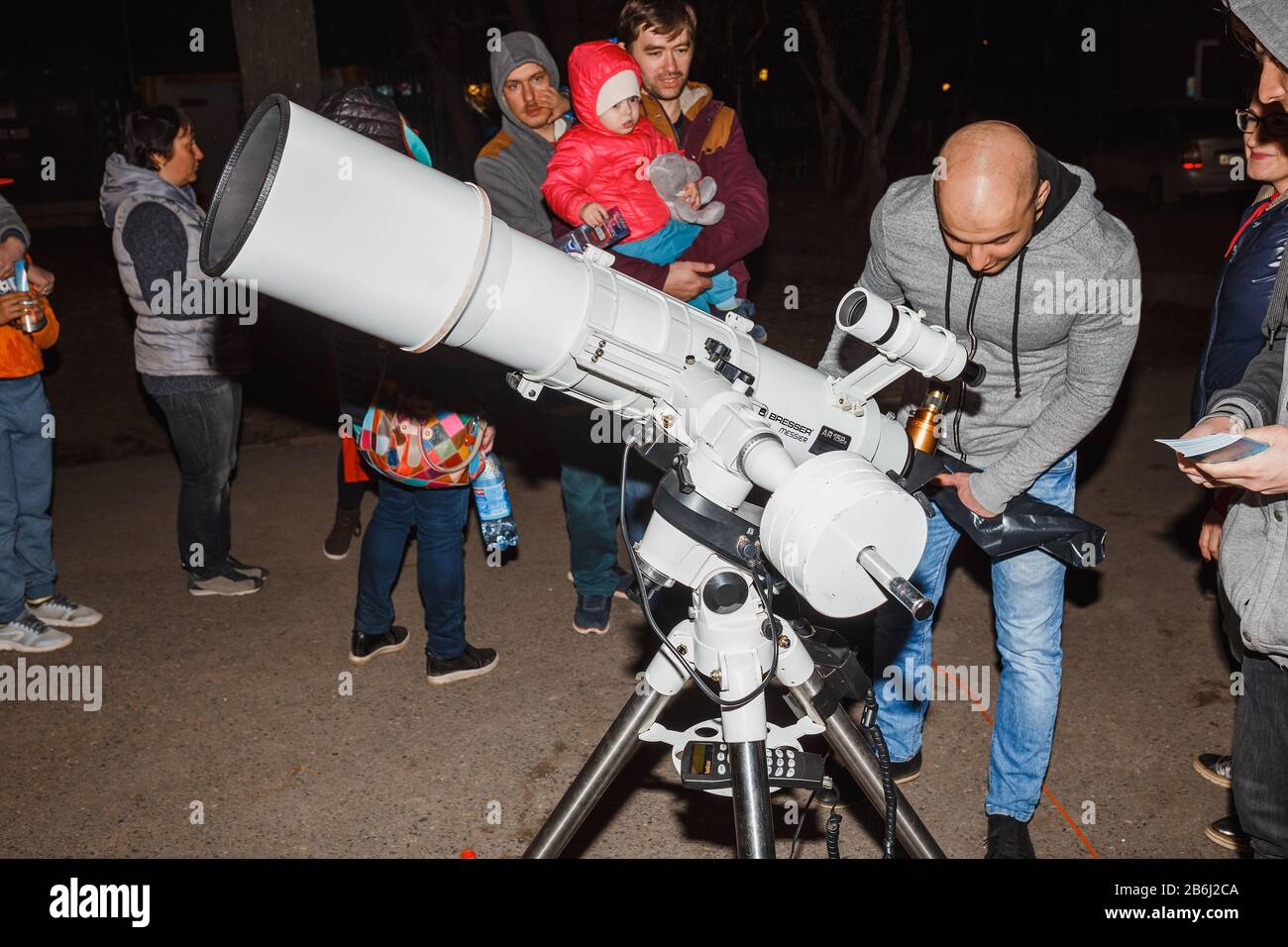29 APRILE 2017, UFA, RUSSIA: Le persone vengono a guardare le stelle e la luna in un telescopio professionale montato da astronomi amatoriali locali Foto Stock