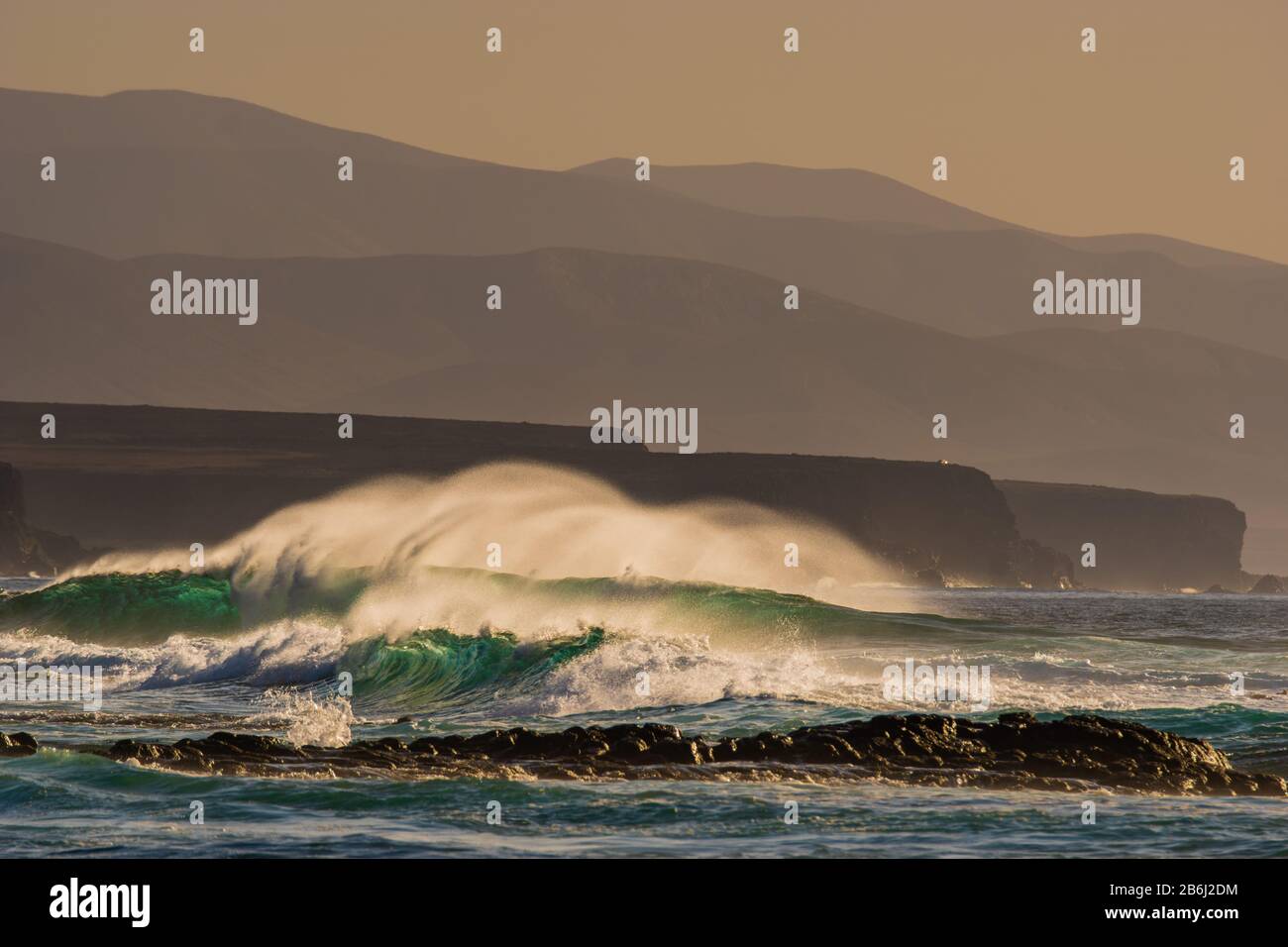 Enormi onde sulla costa di Fuerteventura Foto Stock