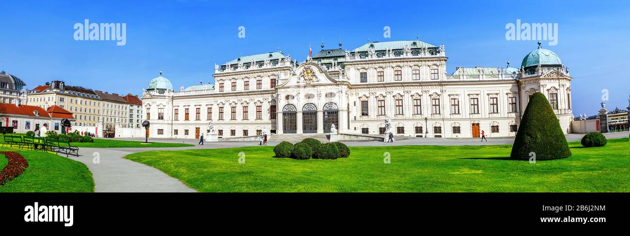Vista panoramica alle ore soleggiate del famoso palazzo Belvedere di Vienna Foto Stock