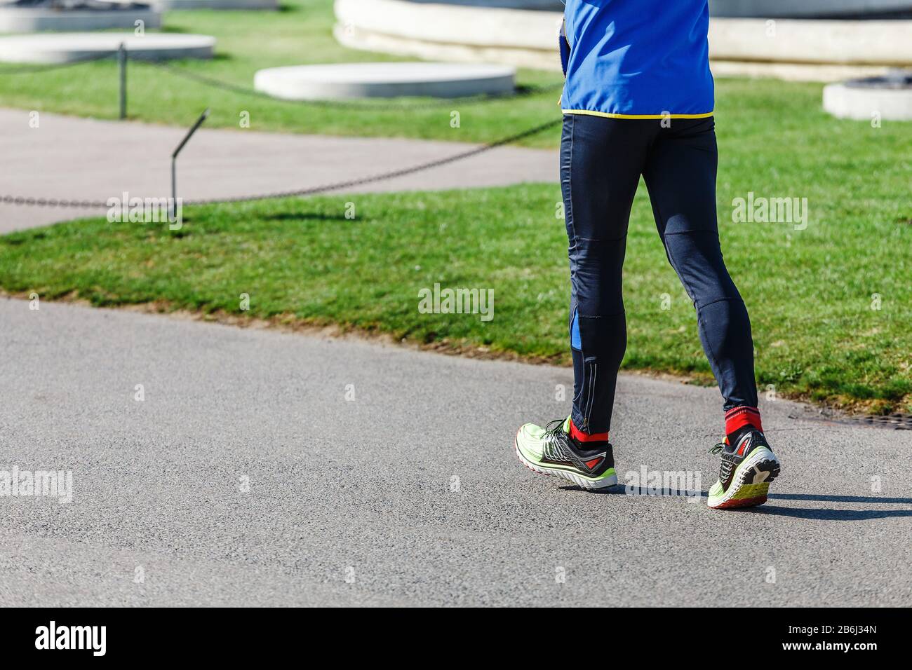 Sport a piedi e fitness concetto, primo piano sui piedi delle scarpe da running Foto Stock