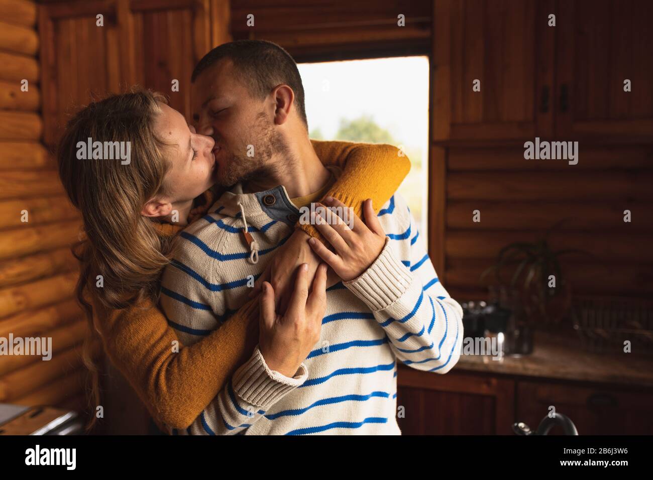 Coppia caucasica kissing Foto Stock