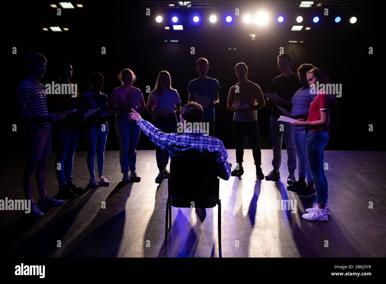 Vista posteriore dell'insegnante di fronte agli studenti in un teatro Foto Stock