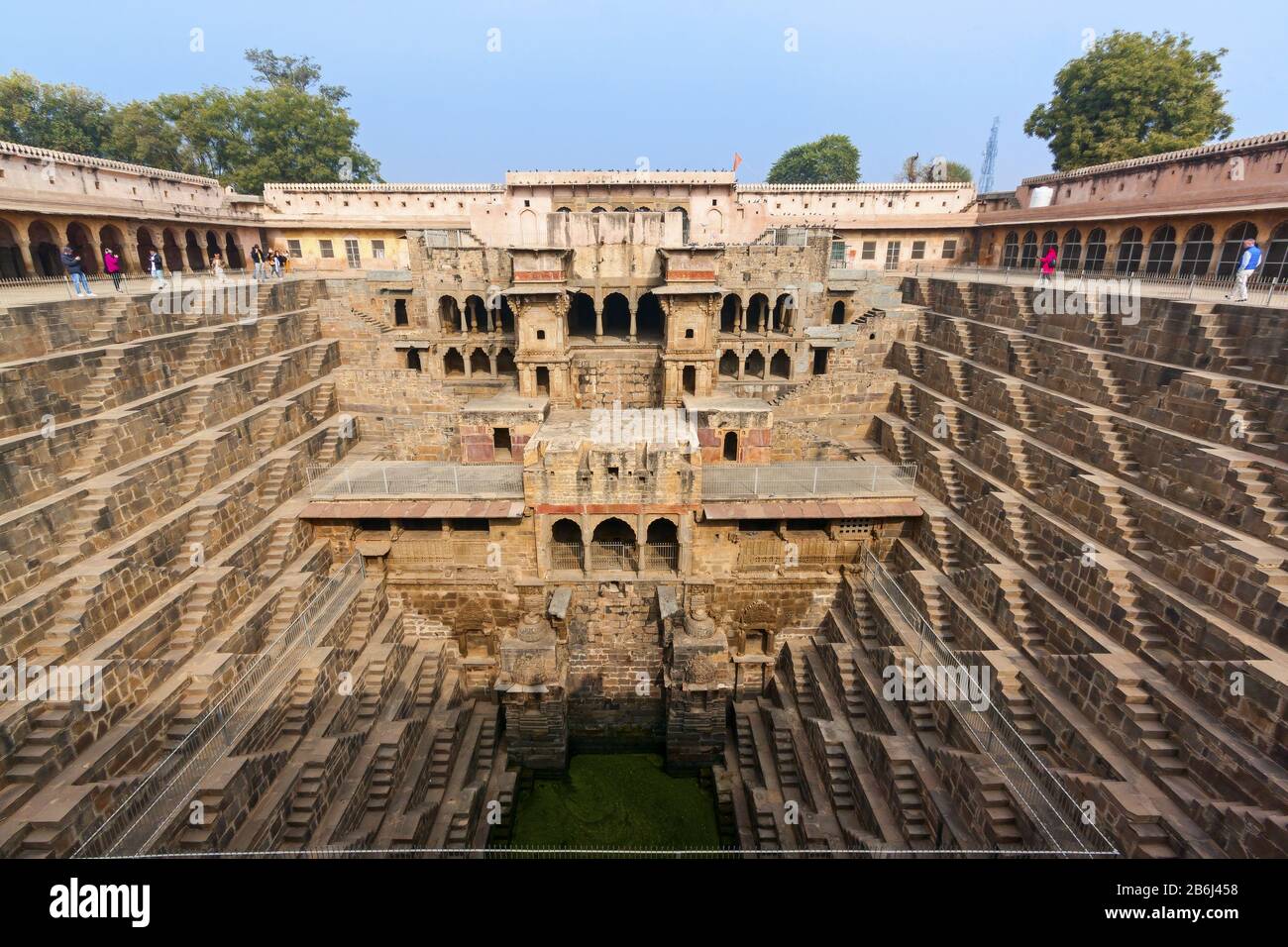 Architettura di scale a Abhaneri baori stepwell a Jaipur Rajasthan in India. Foto Stock