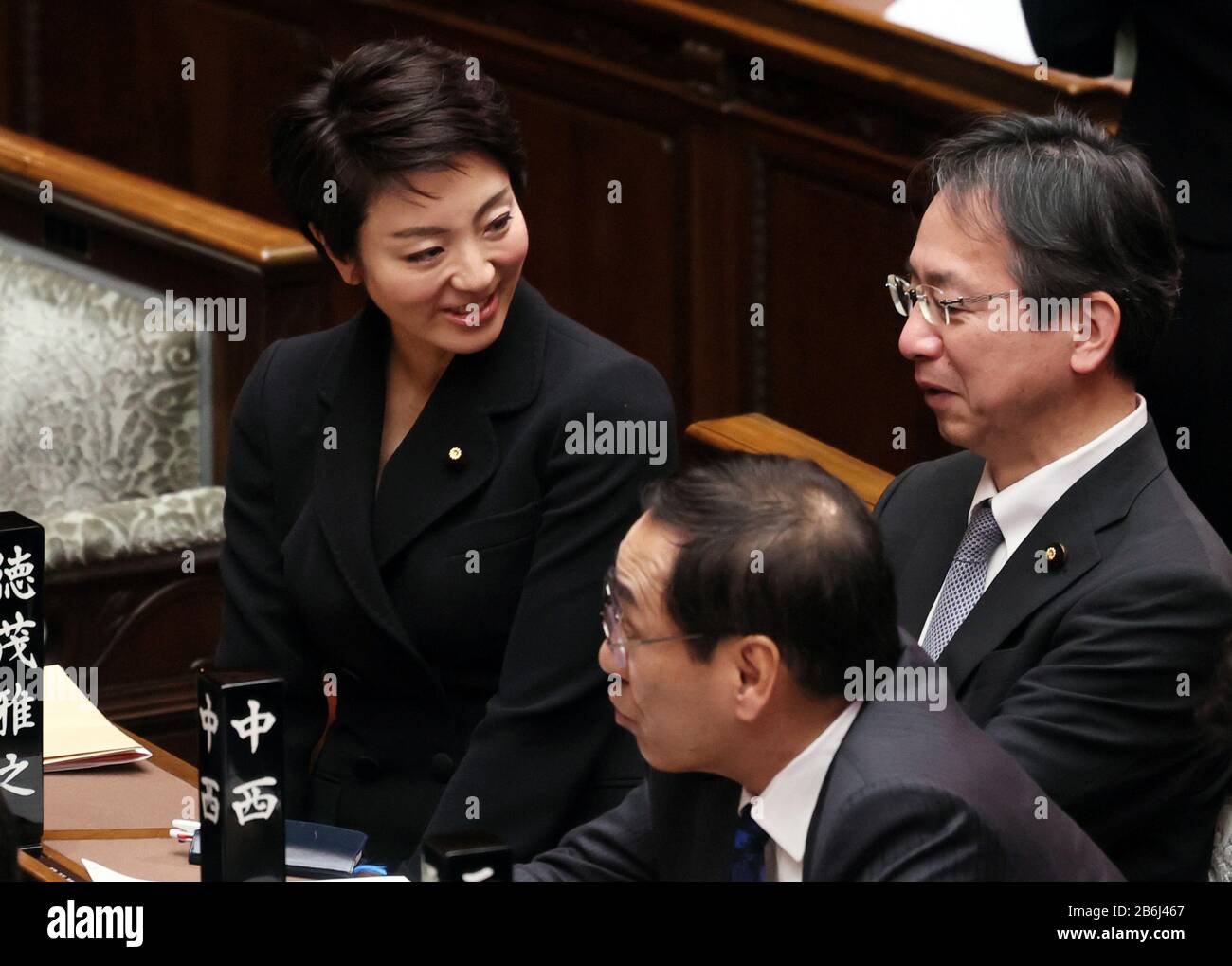 Tokyo, Giappone. 11th Mar, 2020. Il legislatore giapponese del Partito Liberale democratico (LDP) Anri Kawai (L) partecipa alla sessione plenaria dell'Upper House alla Dieta Nazionale di Tokyo mercoledì 11 marzo 2020. Anri Kawai e gli aidi di suo marito Katsuyuki sono stati arrestati la scorsa settimana per pagamenti illegali al personale della loro campagna elettorale. Credito: Yoshio Tsunoda/Aflo/Alamy Live News Foto Stock