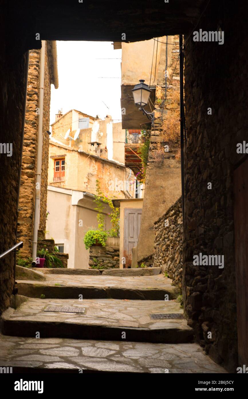 Guardando attraverso La Piccola corsia villaggio francese Casinca Foto Stock