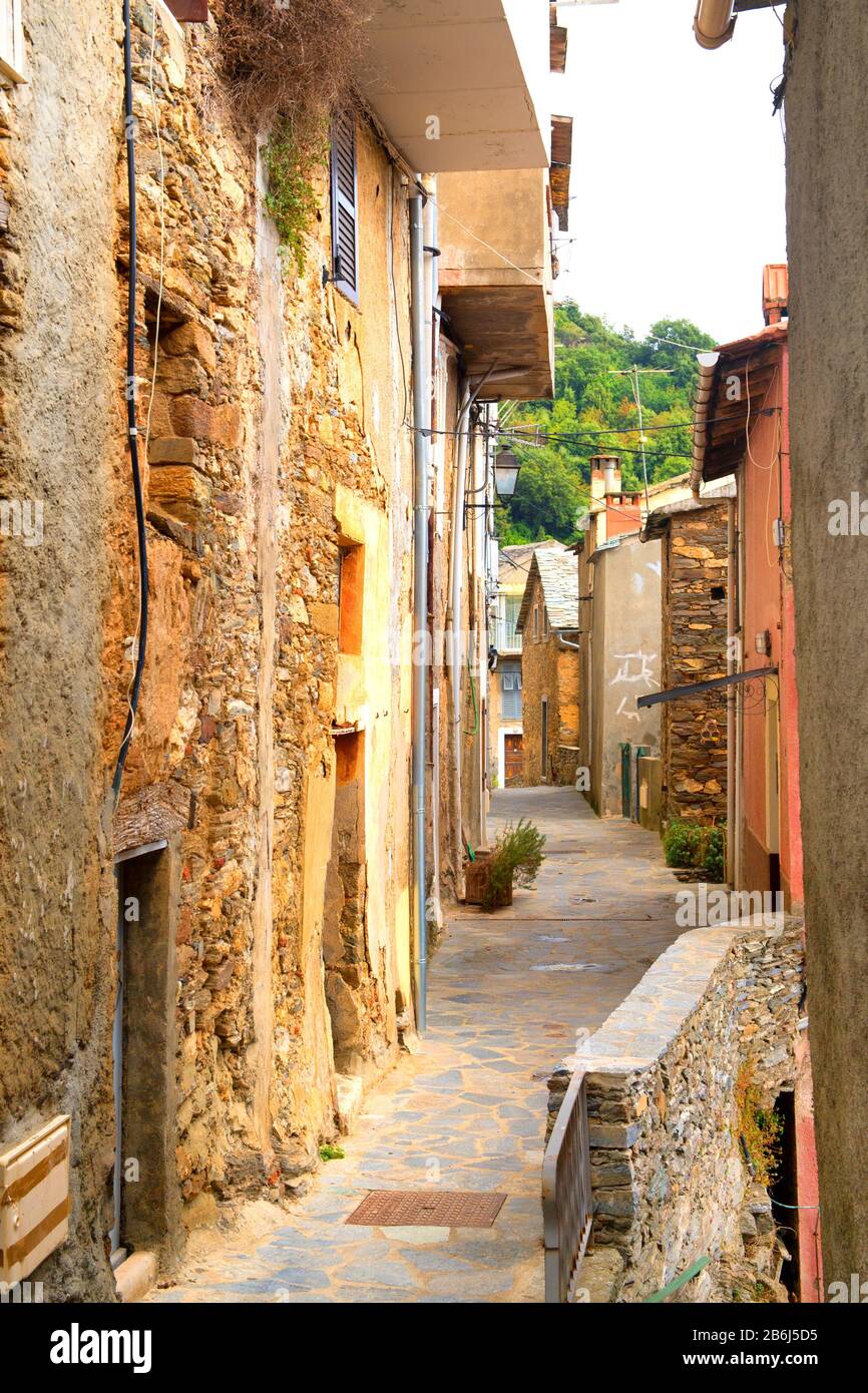 Guardando attraverso La Piccola corsia villaggio francese Casinca Foto Stock