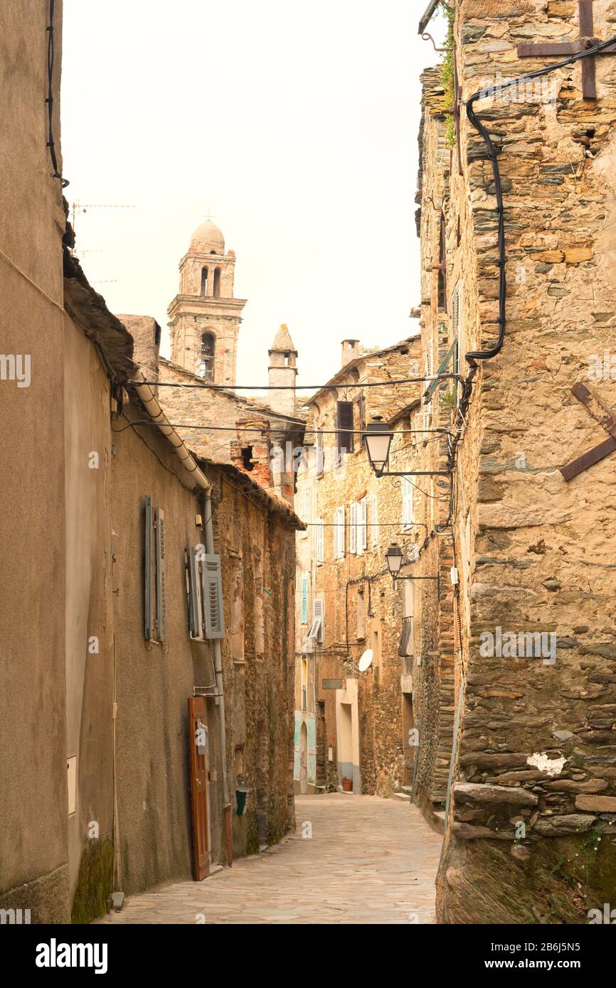 Guardando attraverso La Piccola corsia villaggio francese Casinca Foto Stock