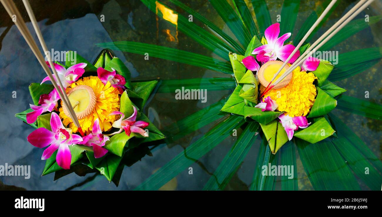 krathong, cesto galleggiante artigianale da banana foglia, decorato con fiori e bastoni di incenso, candela, luce e galleggiare sull'acqua per celebrare il festival Foto Stock