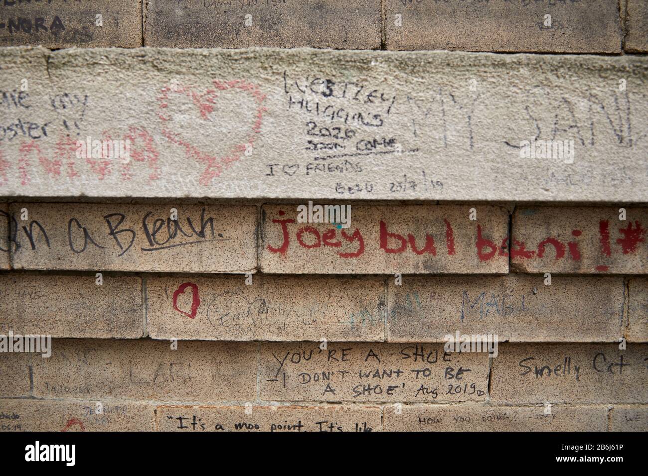 New York City Manhattan turisti lasciare graffiti fuori l'appartamento Friends tv show Foto Stock