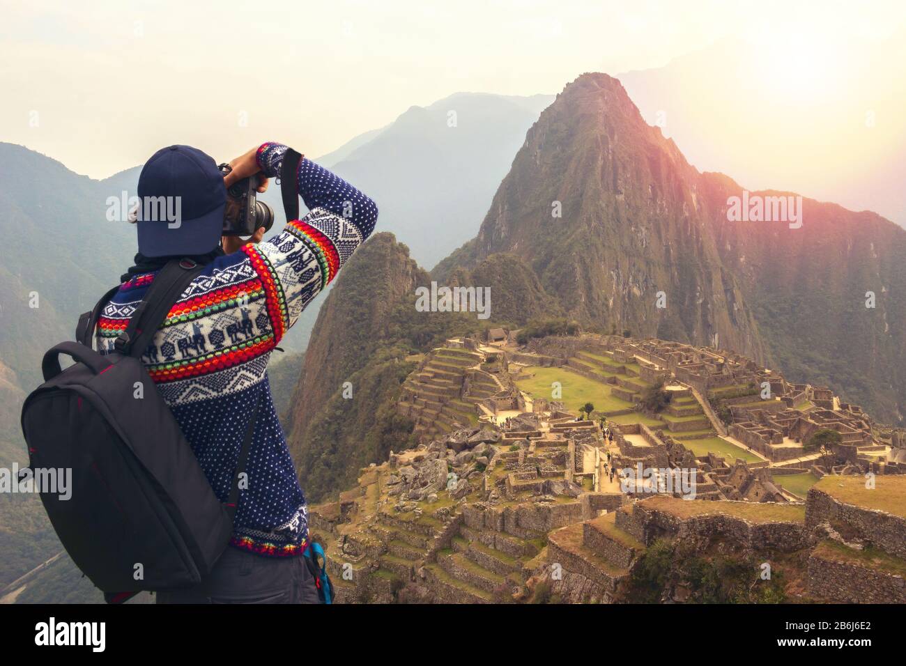 Machu Picchu, Cusco regione, Perù: Panoramica delle terrazze agricole, Wayna Picchu e montagne circostanti sullo sfondo, UNESCO, Patrimonio Mondiale S. Foto Stock