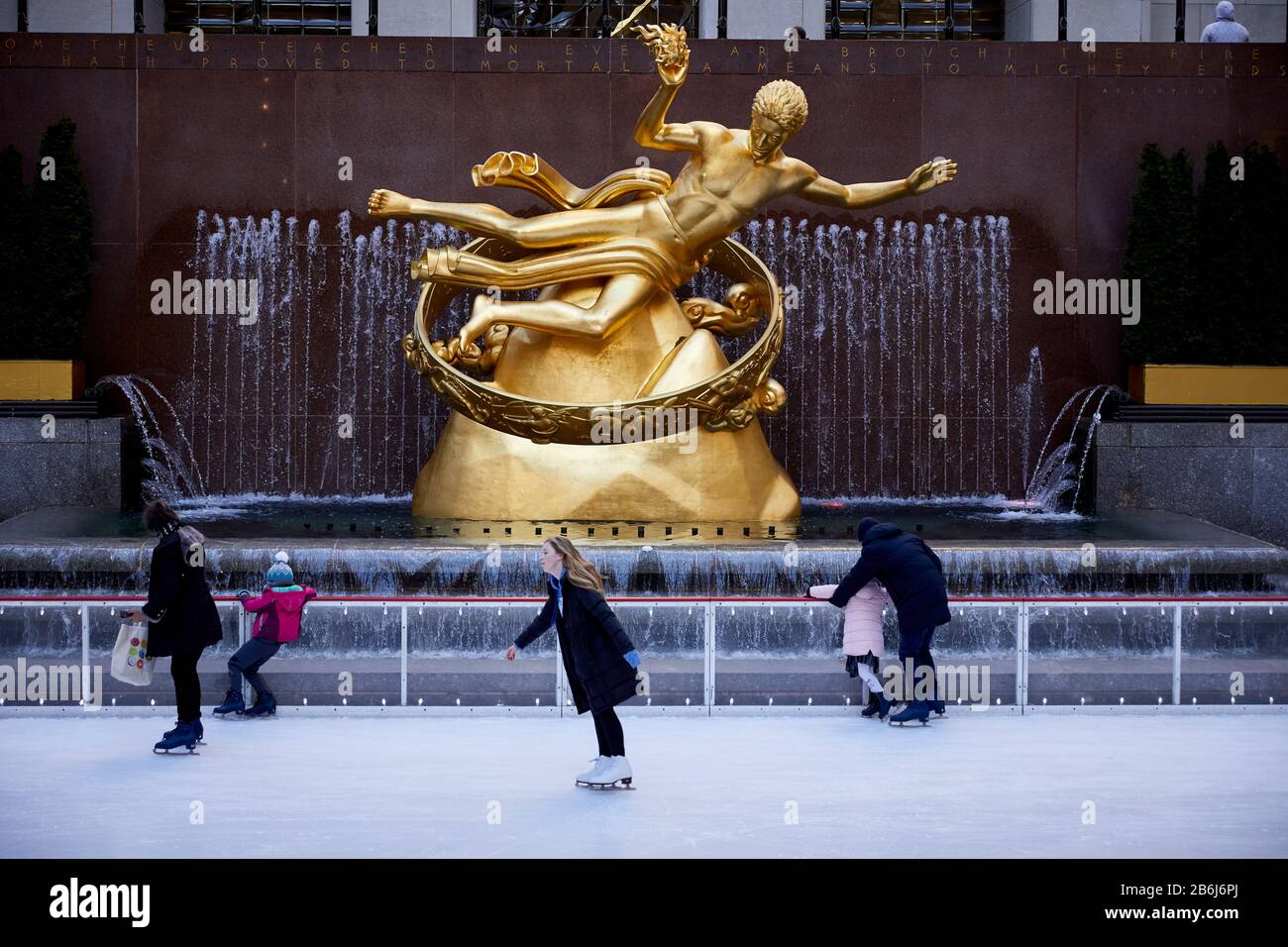 New York City Manhattan Prometheus 1934 oro dorato, scultura in bronzo fuso di Paul Manship, situato Lower plaza pista di ghiaccio Rockefeller Center Foto Stock