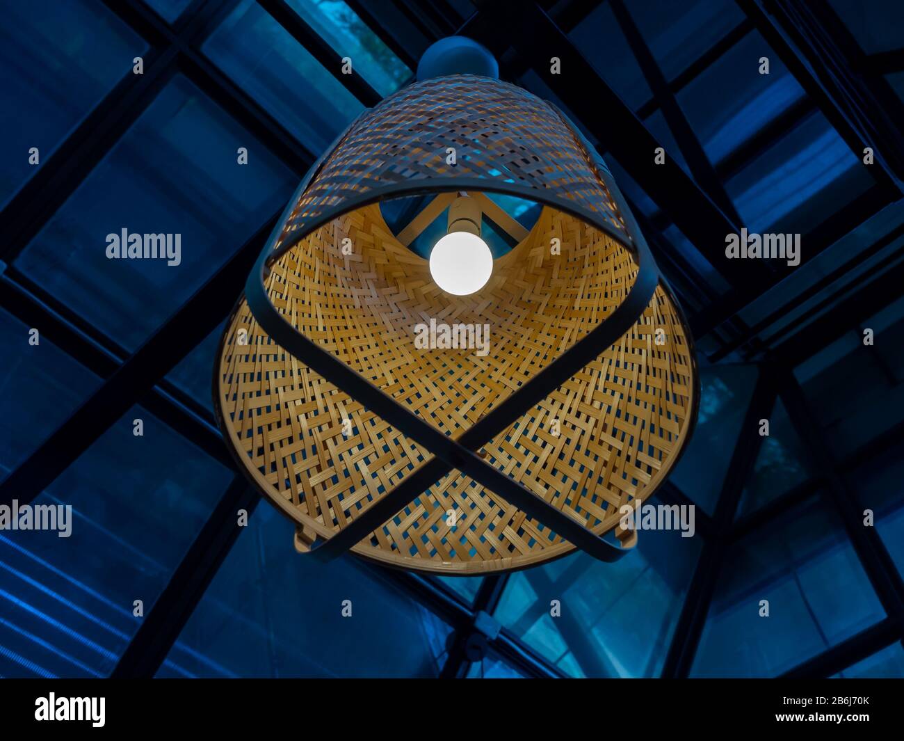 A canne di bambù appesi al soffitto a strutture da esterno Foto stock -  Alamy