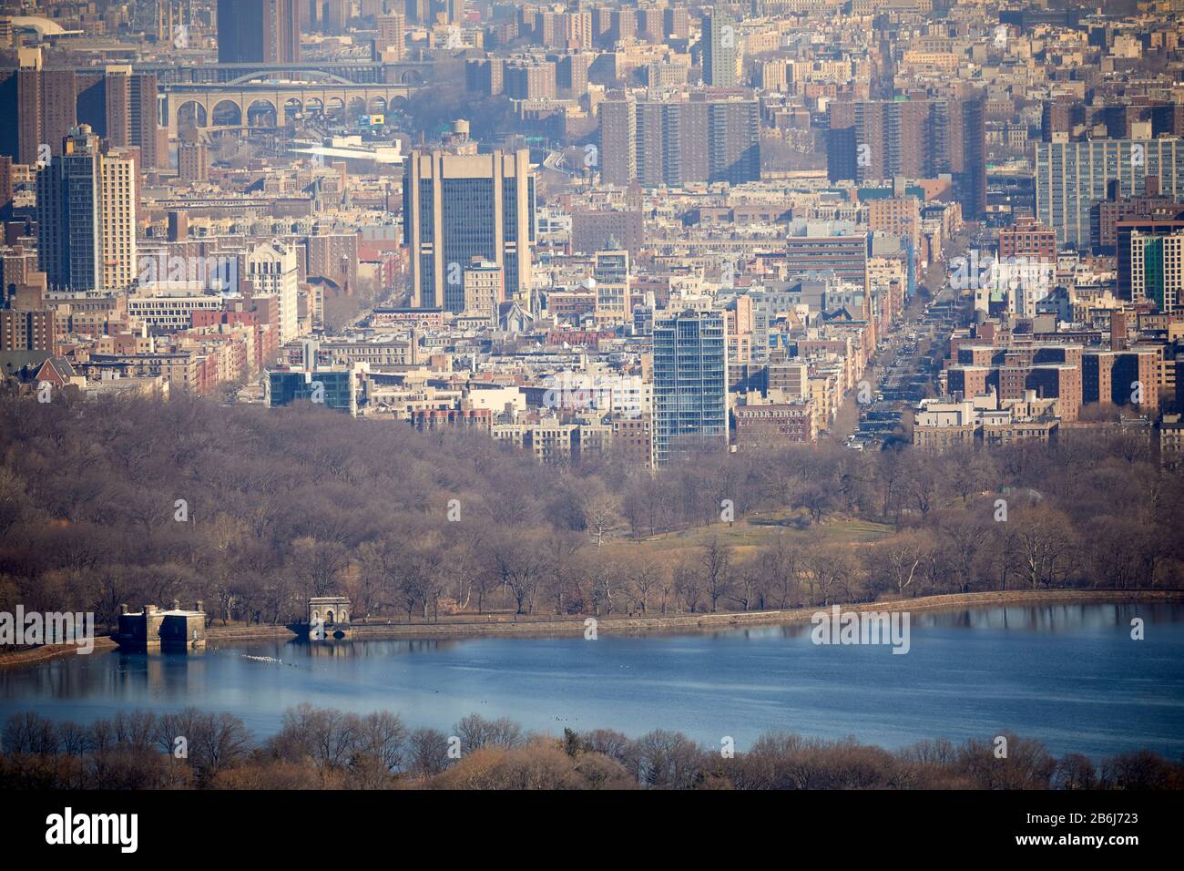 New York City Central Park Con Jacqueline Kennedy Onassis Reservoir E Harlem Skyline Foto Stock