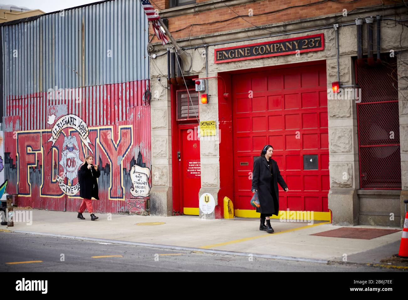 New York, quartiere di Brooklyn Bushwick, graffiti Street art, pareti coperte al Engine Company 237 Foto Stock