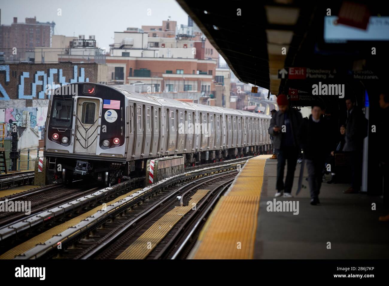 New York, quartiere di Brooklyn Bushwick, Flushing Avenue, stazione della metropolitana sopra la strada Foto Stock