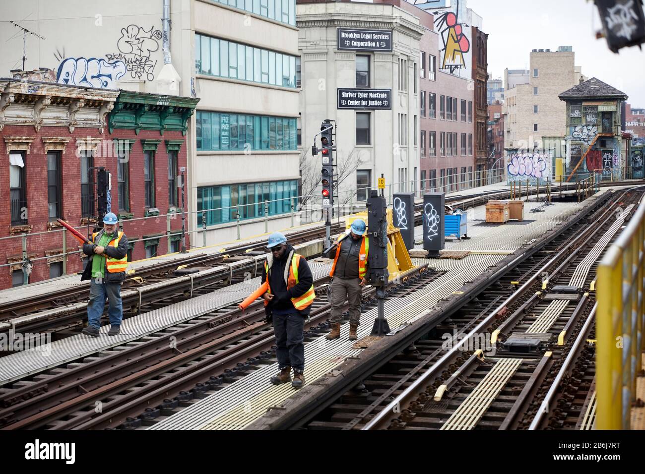 New York borough Brooklyn Marcy Avenue MTA stazione della metropolitana workmen che effettuano ispezioni di pista Foto Stock