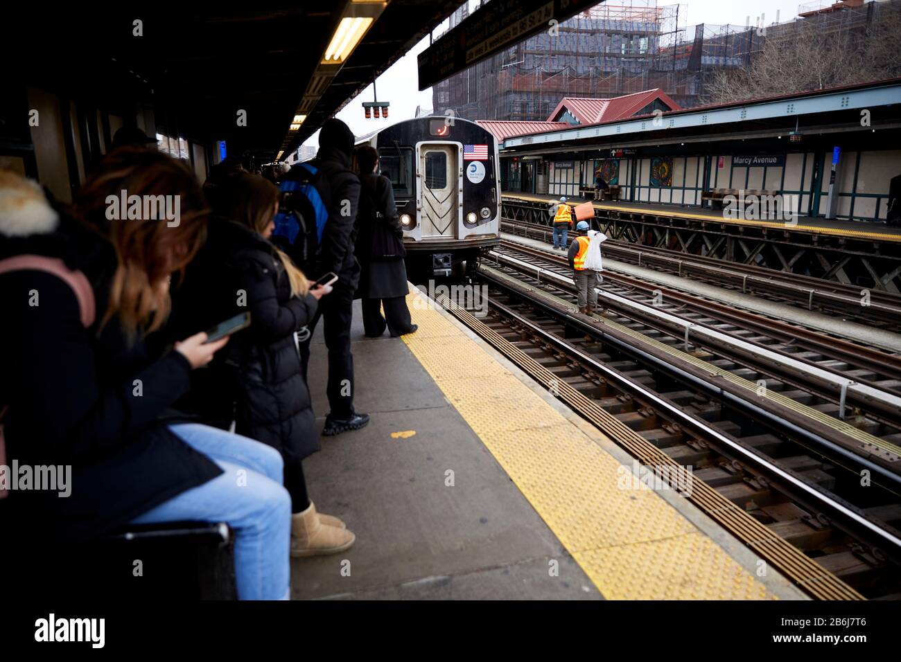 New York borough Brooklyn Marcy Avenue MTA stazione della metropolitana workmen che effettuano ispezioni di pista Foto Stock