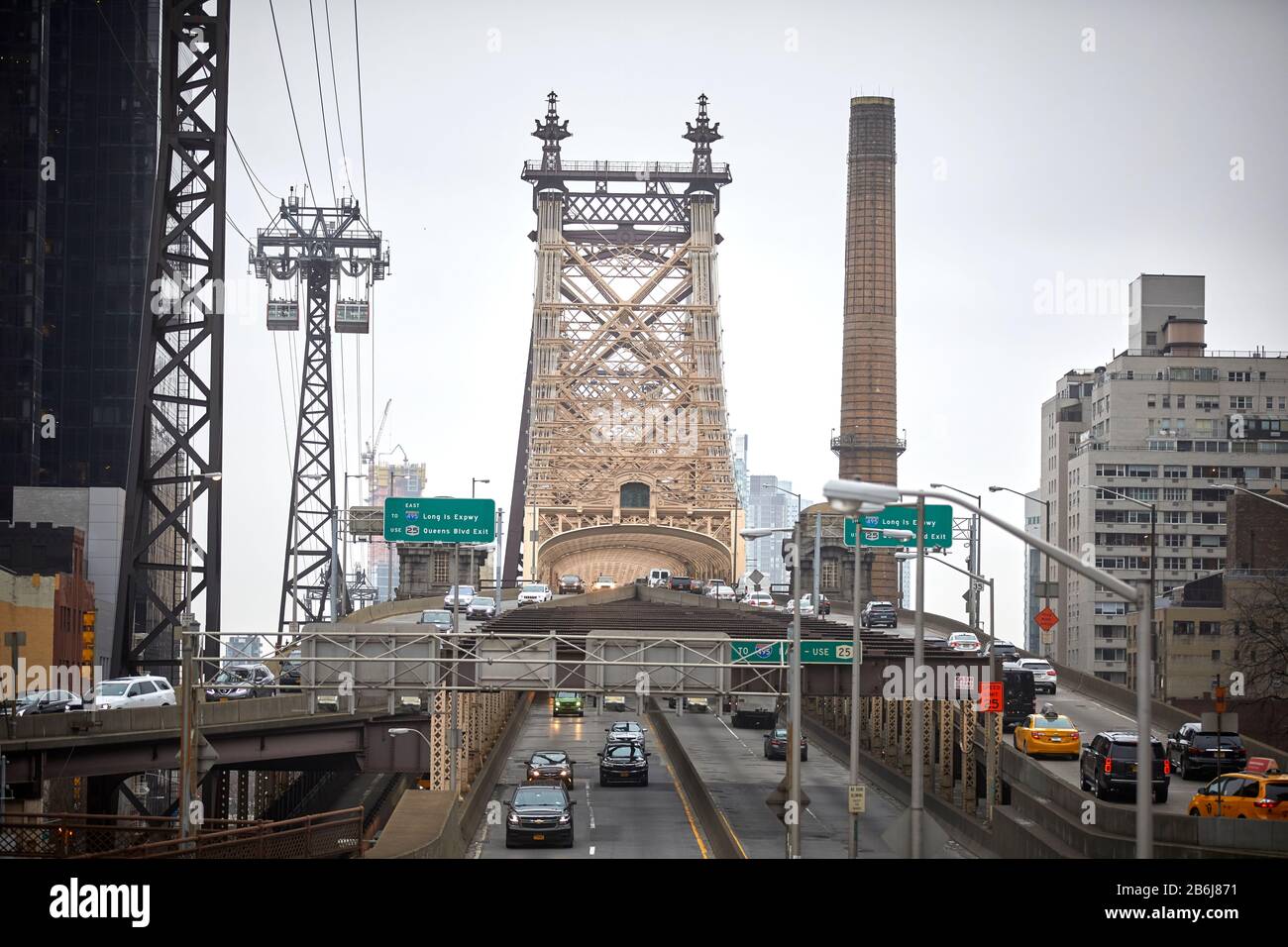 La funivia Roosevelt Island di New York copre il fiume East e il ponte ed Koch Queensboro Foto Stock