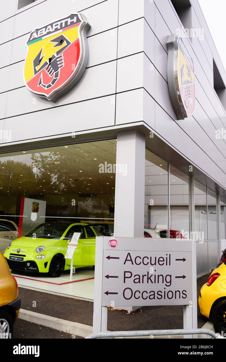 Bordeaux , Aquitaine / Francia - 10 17 2019 : Abarth auto concessionaria firma logo negozio auto fiat 500 Racing Foto Stock