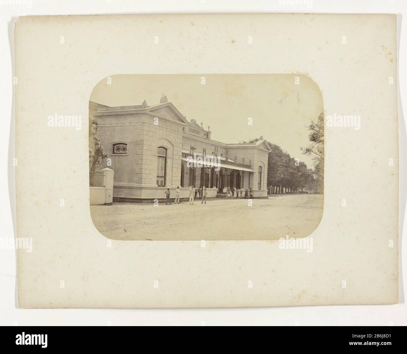 La Società di Surabaya con la casa capeggiata mensa militare. L'edificio è un po' un luogo di nativi. Parte dell'album offerto dalla Soerabayasche Association of Sugar Manufacturers di Frederick Beyerinck, residente a Soerabaja. Produttore : fotografo: Herman Salzwedeloprdrachtgever: Soerabayasche Association of Sugar Produttore Luogo di produzione: Surabaya Appuntamenti: 1876 - 1884 Caratteristiche Fisiche: Albumen materiale di stampa: Carta Tecnica: Albumen formato di stampa: H 19,7 cm. B × 27,7 cm. Soggetto Quando: 1876 - 1884 Foto Stock