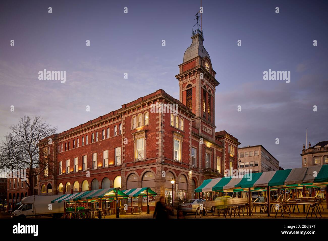 Chesterfield, Derbyshire, Chesterfield Market Hall e bancarelle di mercato all'aperto, prodotti Freschi e bancarelle di articoli casalinghi economici Foto Stock