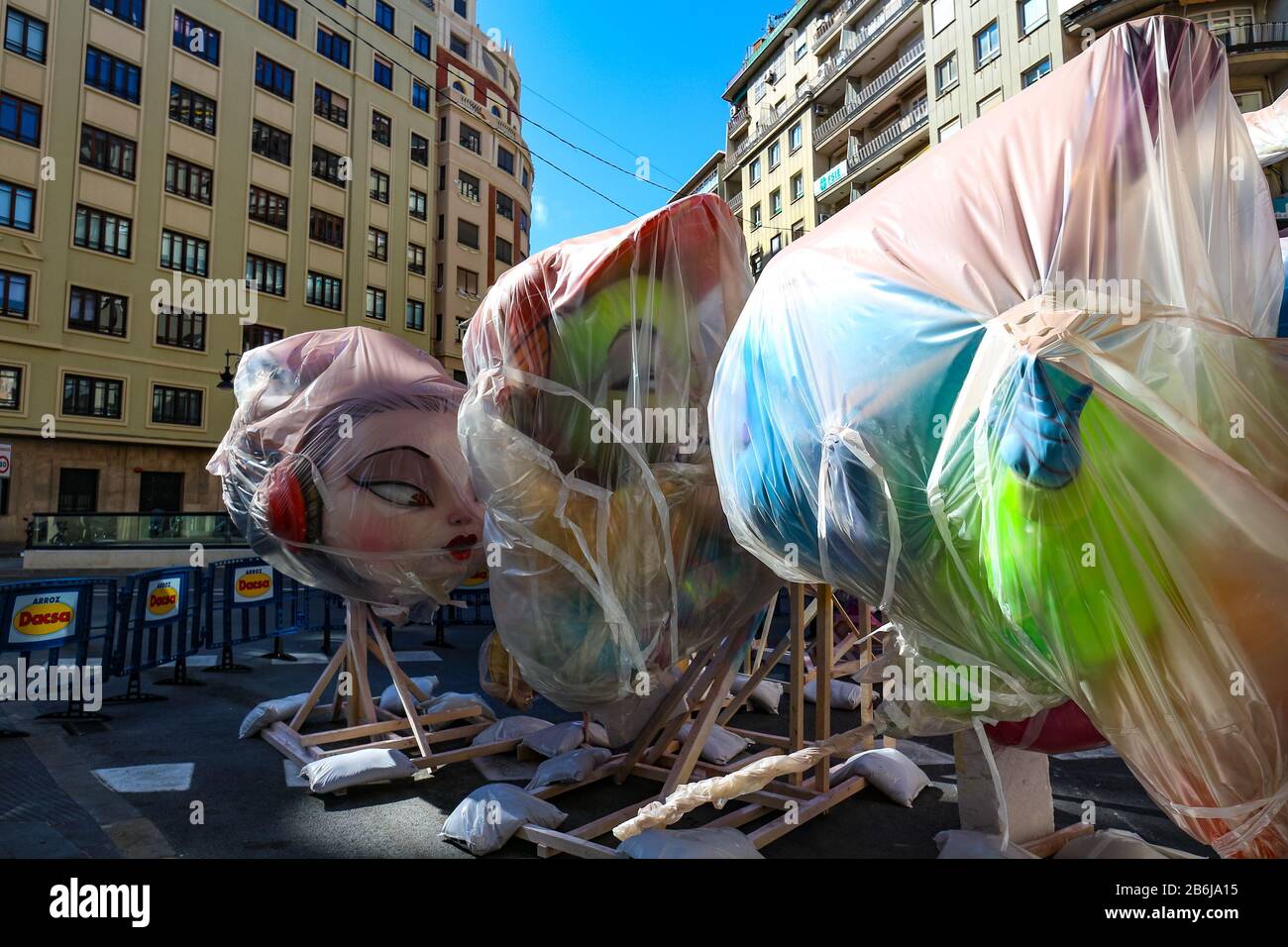 I personaggi di Fallas infiniti incartati nelle strade di Valencia per il festival Fallas 2020 che è stato annullato per prevenire la diffusione del coronavirus. Foto Stock