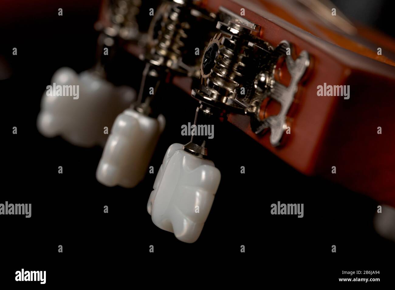 Un macro scatto di teste di macchina di chitarra acustica usate per sintonizzare le corde Foto Stock