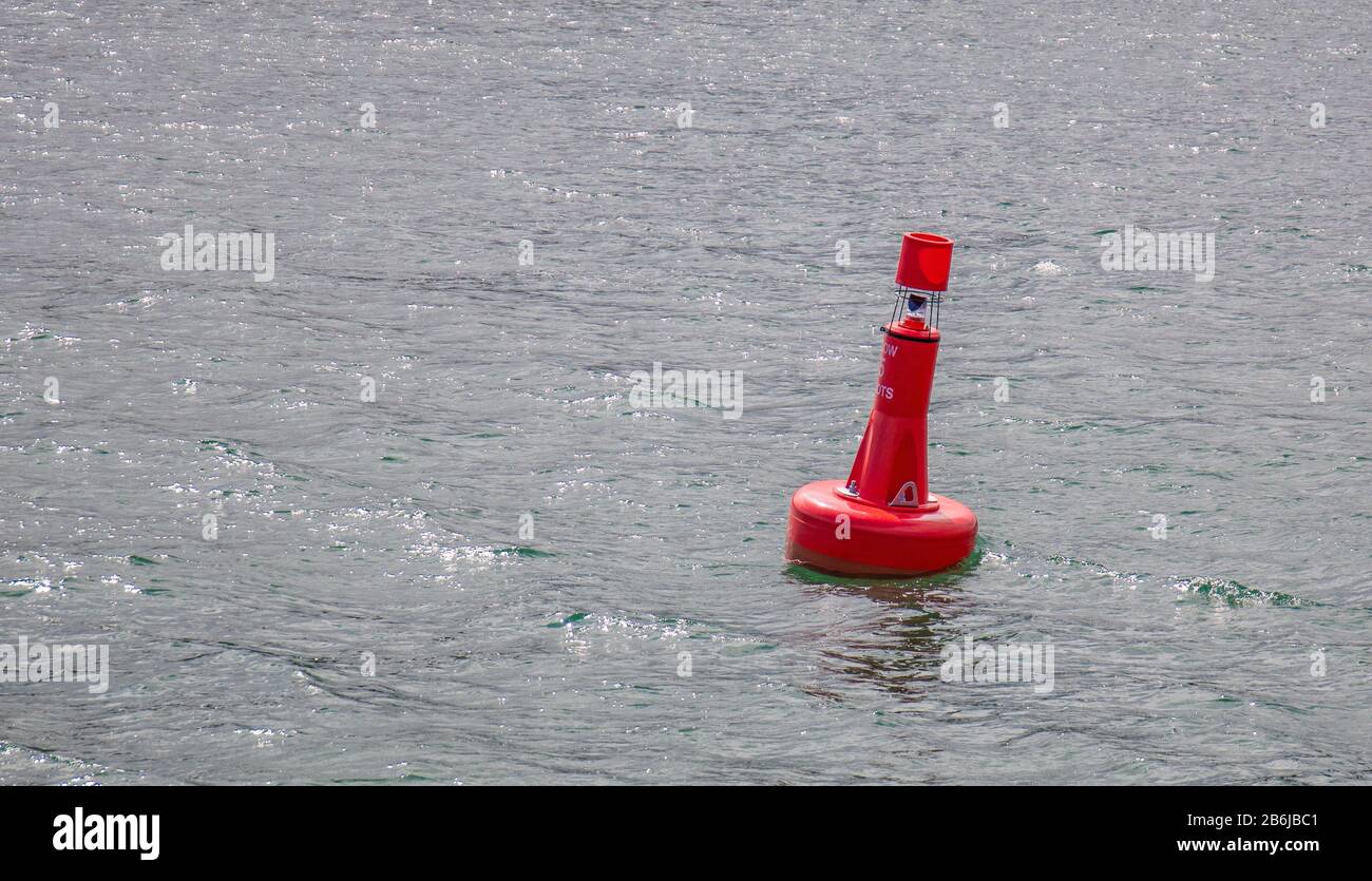 Boa rossa di segnalazione del canale portuale nelle acque del Regno Unito Foto Stock