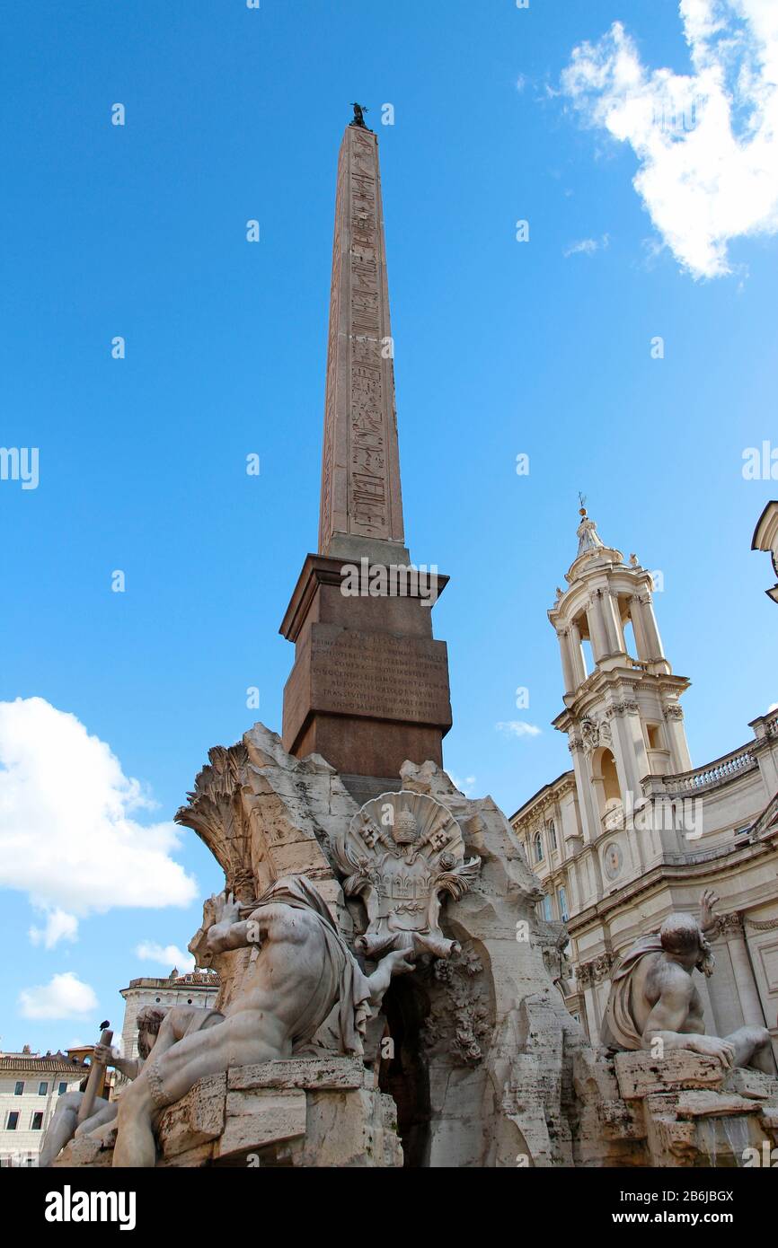 Vista soleggiata di Piazza Navona con la Fontana dei quattro fiumi con obelisco egiziano Foto Stock