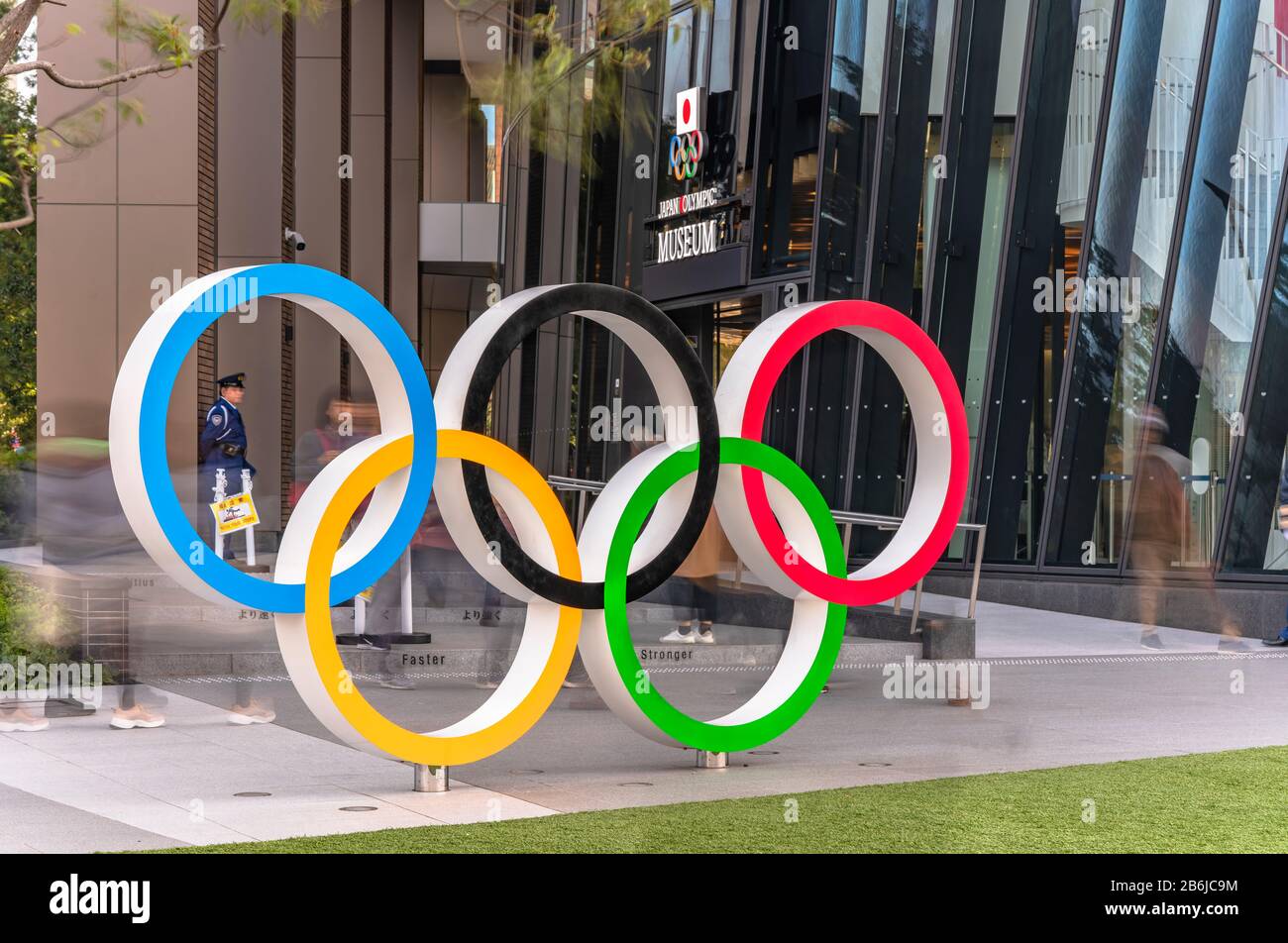 Tokyo, giappone - 17 novembre 2019: Monumento Agli Anelli olimpici del Museo Olimpico del Giappone per i Giochi Olimpici e paraolimpici di Tokyo 2020. Foto Stock