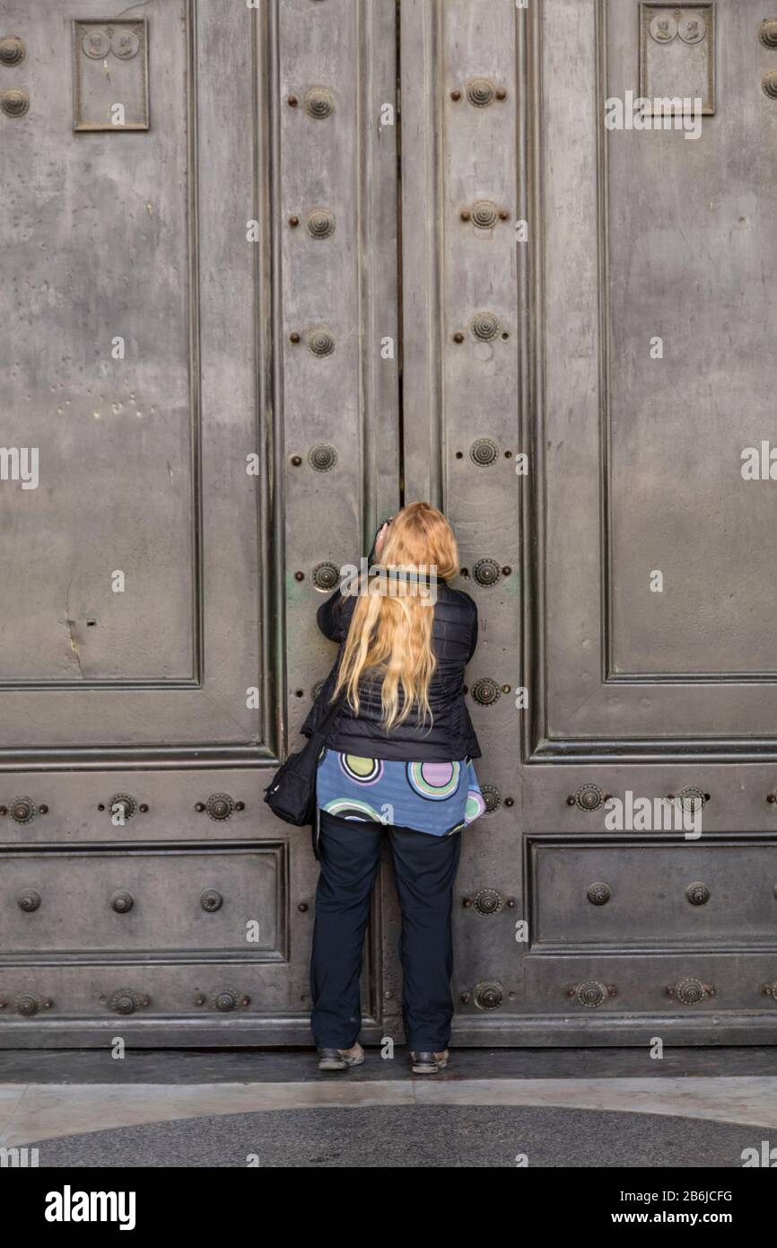 I turisti cercano di vedere l'interno del Pantheon, le cui famose porte sono state chiuse al pubblico come parte delle precauzioni Coronavirus a Roma, Italia Foto Stock