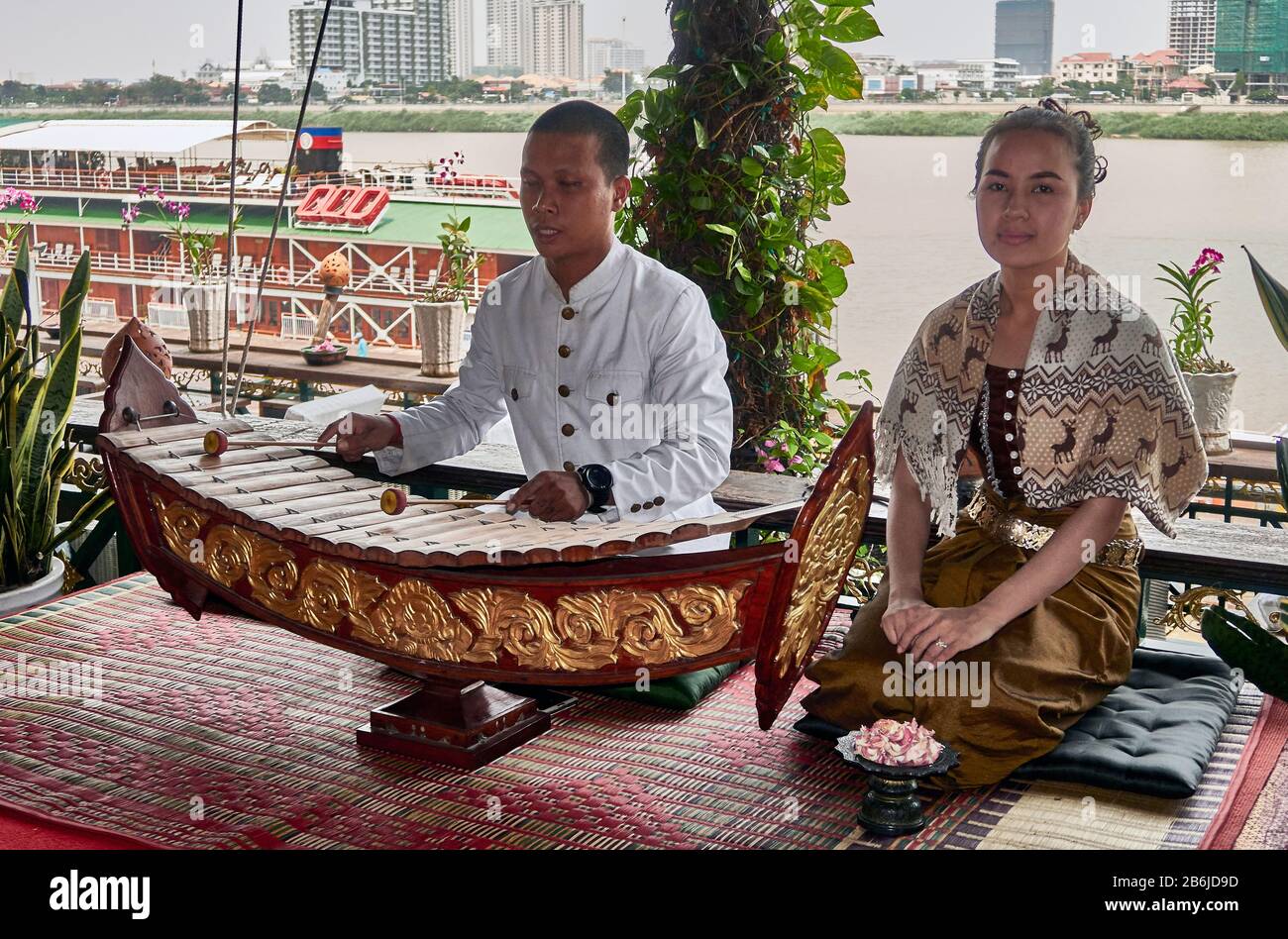 Asia , Phnom Penh la capitale cambogiana , musicisti nel ristorante Titanic, il fiume Mekong, Khmer Xylofone, conosciuto come un roneat, con malletti. Un roneat assomiglia ad uno xilofone occidentale ma è fatto di strisce curve di bambù o teak poste su una camera a forma di barca, ed è giocato colpendo due strisce allo stesso tempo. Foto Stock