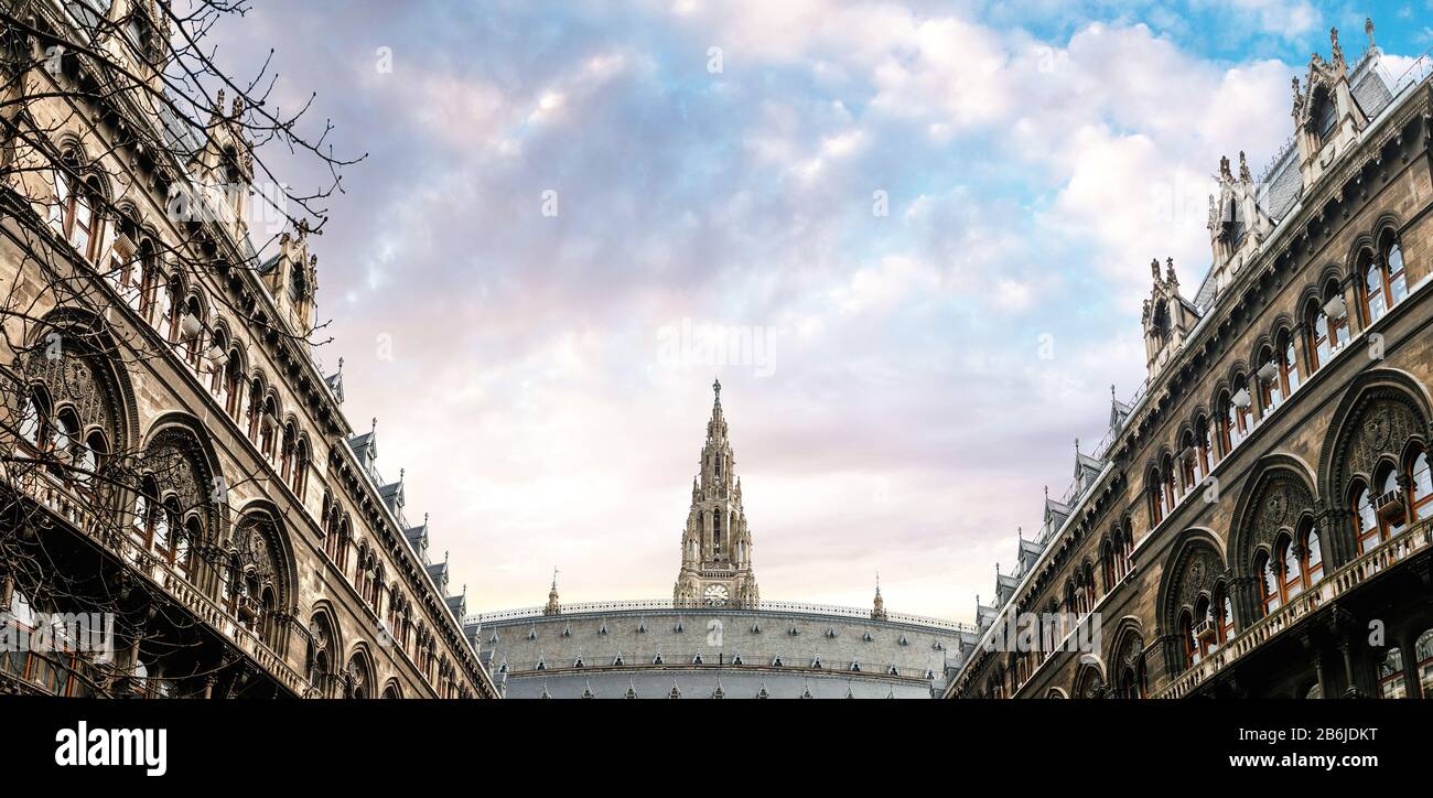 Il cortile interno del municipio viennese con splendida architettura gotica e torre alta Foto Stock